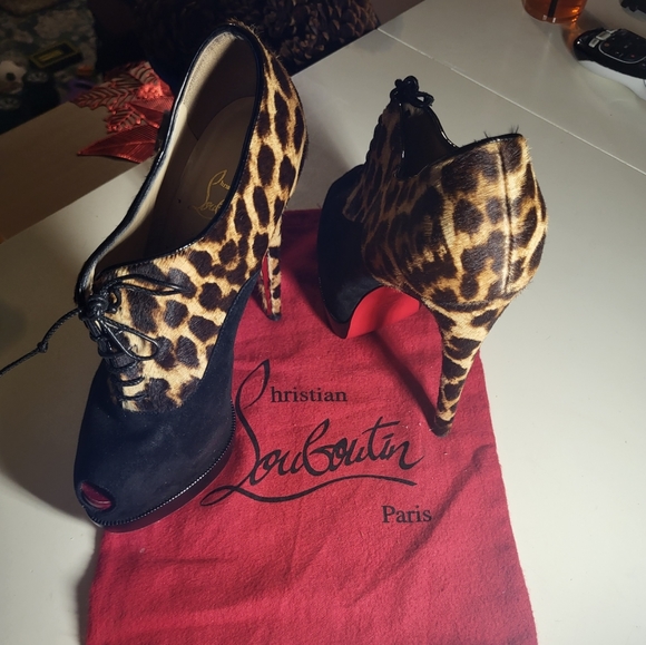 Christian Louboutin - Picture 2 of 9